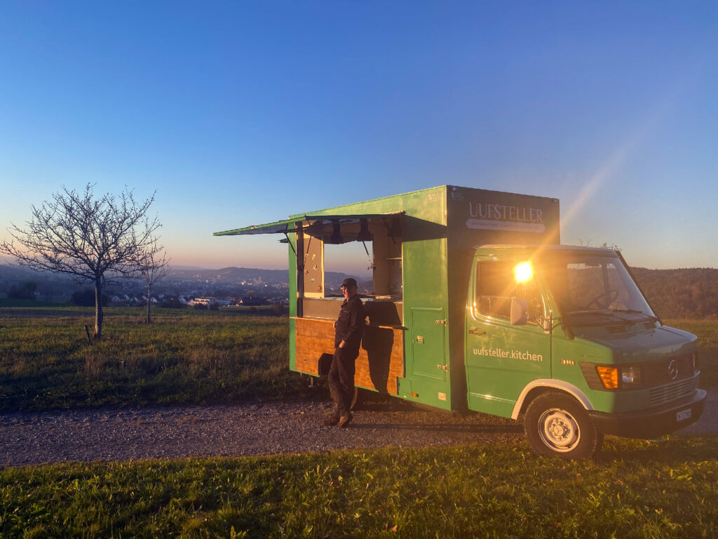 Foto von Roland Lüthy und seinen Food Truck namens Uufsteller in Winterthur-Seen bei Sonnenuntergang